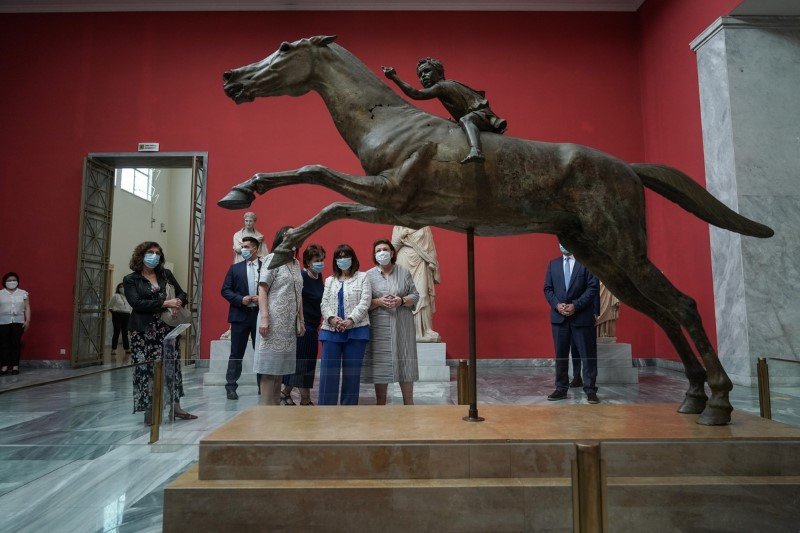 Η κα Σακελλαροπούλου ξεναγήθηκε από την υπουργό Πολιτισμού Λίνα Μενδώνη στην έκθεση «Δι' αυτά πολεμήσαμεν» -Φωτογραφία: Menelaos Myrillas / SOOC