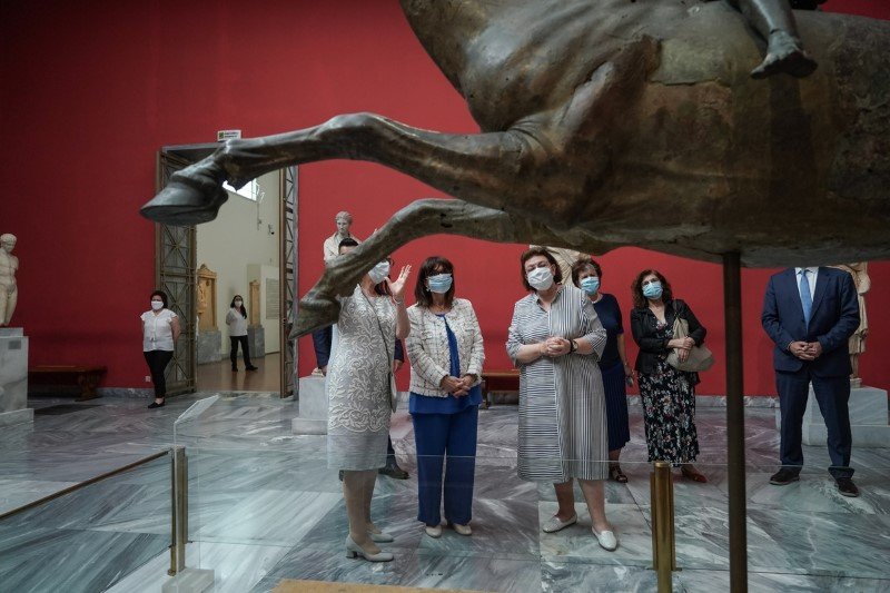 Η κα Σακελλαροπούλου ξεναγήθηκε από την υπουργό Πολιτισμού Λίνα Μενδώνη στην έκθεση «Δι' αυτά πολεμήσαμεν» -Φωτογραφία: Menelaos Myrillas / SOOC