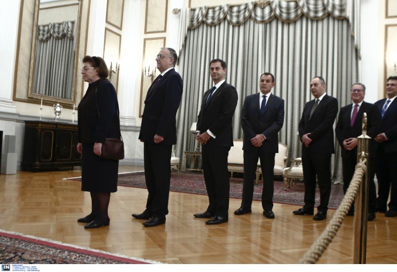 Οι υπουργοί Λίνα Μενδώνη, Τάκης Θεοδωρικάκος, Χ. Θεοχάρης, Ν. Παναγιωτόπουλος, Γ. Πλακιωτάκης, Γ. Κουμουτσάκος και ΚΥρ. Πιερρακάκης αναμένουν να ευχηθούν στον Πρόεδρο της Δημοκρατίας 