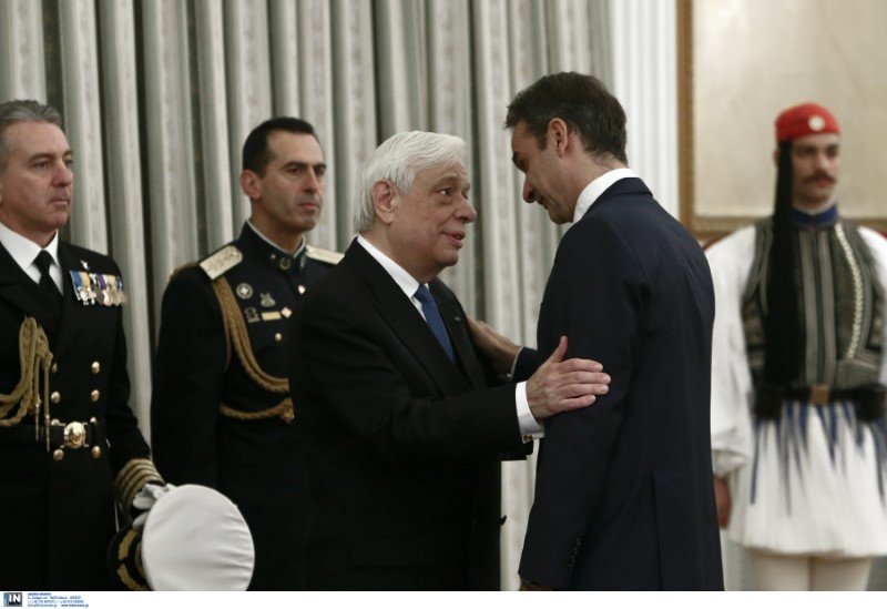 Ο Προκόπης Παυλόπουλος δέχεται τις ευχές του πρωθυπουργού, Κυριάκου Μητσοτάκη