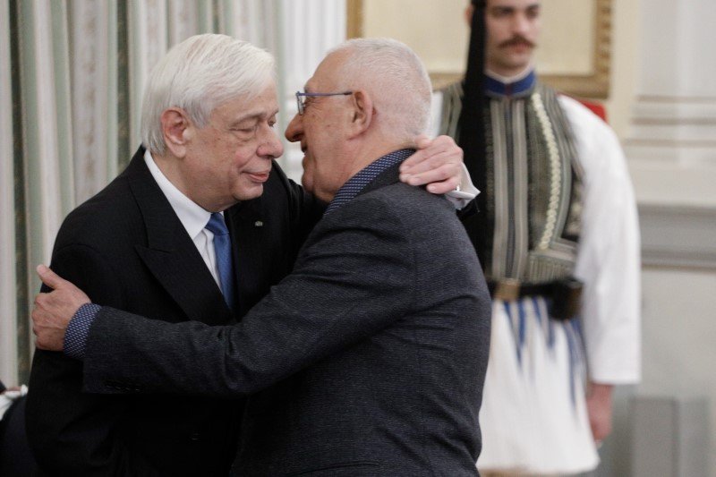 Ο Προκόπης Παυλόπουλος αγκαλιάζεται με τον Νικήτα Κακλαμάνη 