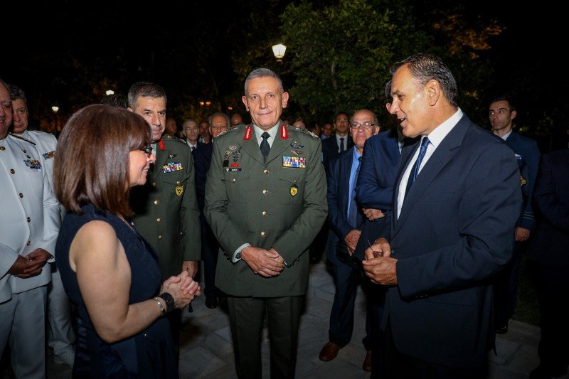 Η Πρόεδρος της Δημοκρατίας με τον υπουργό Άμυνας και τον αρχηγό ΓΕΕΘΑΦωτογραφία: ΕUROKINISSI/ΣΩΤΗΡΗΣ ΔΗΜΗΤΡΟΠΟΥΛΟΣ