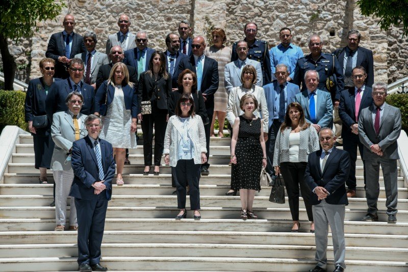 Η ΠτΔ με τα μέλη της Εθνικής Επιτροπής Προστασίας της Δημόσιας Υγείας έναντι του κορωνοϊού Covid-19 -Φωτογραφία: EUROKINISSI/ΜΙΧΑΛΗΣ ΚΑΡΑΓΙΑΝΝΗΣ
