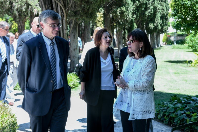 Η ΠτΔ με τα μέλη της Εθνικής Επιτροπής Προστασίας της Δημόσιας Υγείας έναντι του κορωνοϊού Covid-19 -Φωτογραφία: EUROKINISSI/ΜΙΧΑΛΗΣ ΚΑΡΑΓΙΑΝΝΗΣ