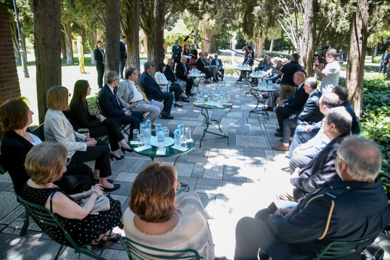 Η ΠτΔ με τα μέλη της Εθνικής Επιτροπής Προστασίας της Δημόσιας Υγείας έναντι του κορωνοϊού Covid-19 -Φωτογραφία: EUROKINISSI/ΜΙΧΑΛΗΣ ΚΑΡΑΓΙΑΝΝΗΣ