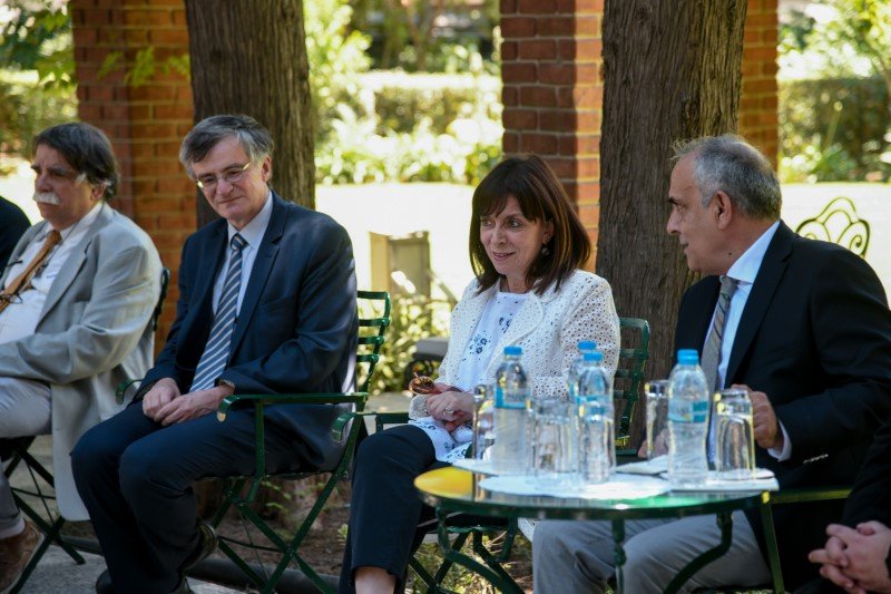 Η ΠτΔ με τα μέλη της Εθνικής Επιτροπής Προστασίας της Δημόσιας Υγείας έναντι του κορωνοϊού Covid-19 -Φωτογραφία: EUROKINISSI/ΜΙΧΑΛΗΣ ΚΑΡΑΓΙΑΝΝΗΣ