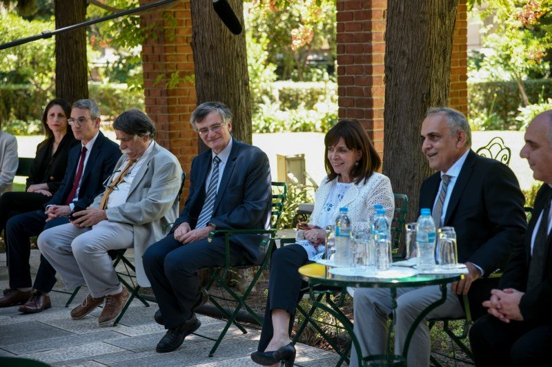 Η ΠτΔ με τα μέλη της Εθνικής Επιτροπής Προστασίας της Δημόσιας Υγείας έναντι του κορωνοϊού Covid-19 -Φωτογραφία: EUROKINISSI/ΜΙΧΑΛΗΣ ΚΑΡΑΓΙΑΝΝΗΣ