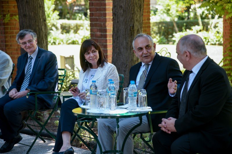 Η ΠτΔ με τα μέλη της Εθνικής Επιτροπής Προστασίας της Δημόσιας Υγείας έναντι του κορωνοϊού Covid-19 -Φωτογραφία: EUROKINISSI/ΜΙΧΑΛΗΣ ΚΑΡΑΓΙΑΝΝΗΣ
