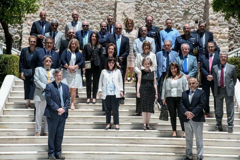 Η ΠτΔ με τα μέλη της Εθνικής Επιτροπής Προστασίας της Δημόσιας Υγείας έναντι του κορωνοϊού Covid-19 -Φωτογραφία: EUROKINISSI/ΜΙΧΑΛΗΣ ΚΑΡΑΓΙΑΝΝΗΣ