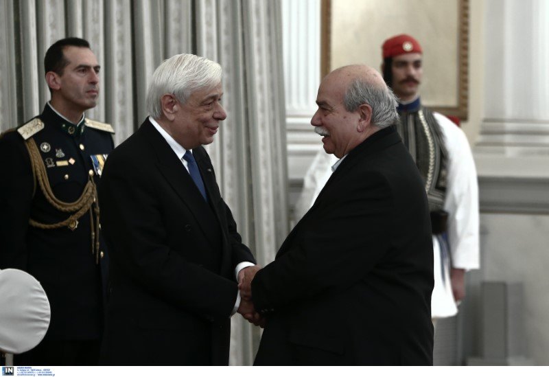 Ο Προκόπης Παυλόπουλος δέχεται τις ευχές του Νίκου Βούτση 