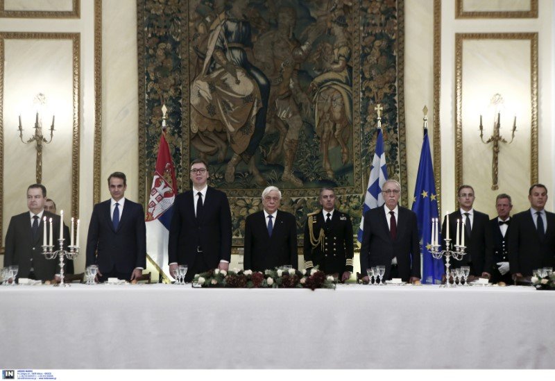 Μητσοτάκης, Βούτσιτς. Παυλόπουλος, Βίτσας, Παναγιωτόπουλος όρθιοι στους εθνικούς ύμνους των δύο χωρών