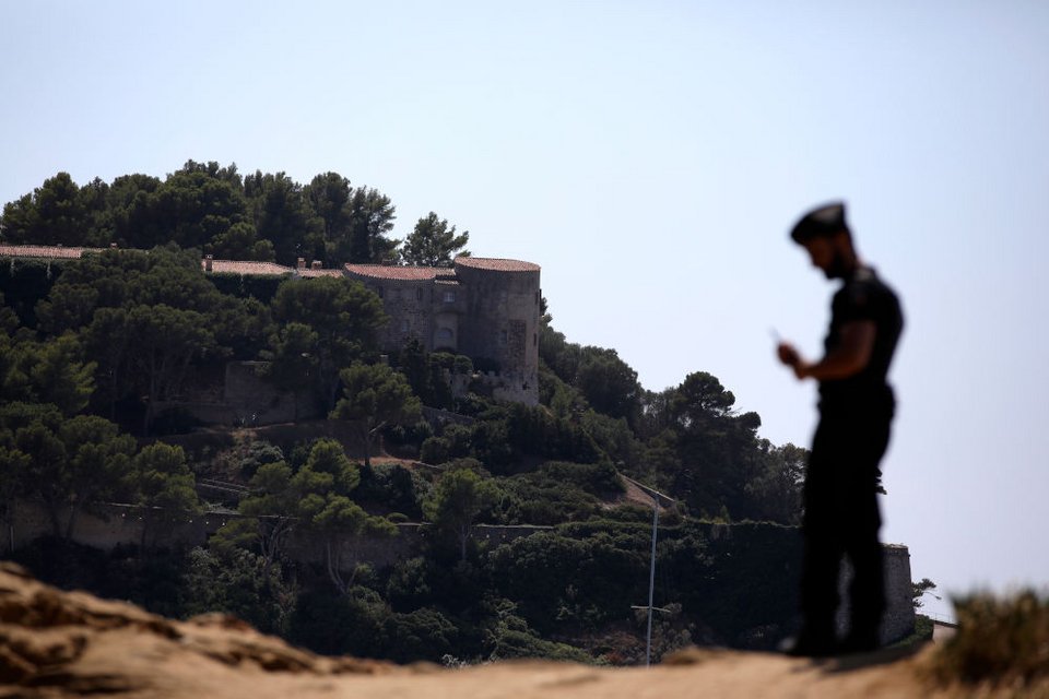 Το ιστορικό κτίριο του 17ου αιώνα, to κάστρο Μπρεγκανσόν, στη γραφική κατοικία στη Ριβιέρα, στις όχθες της Μεσογείου