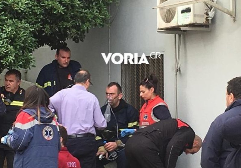 Το ΕΚΑΒ χορηγεί οξυγόνο σε πυροσβέστη που εμφάνισε δύσπνοια