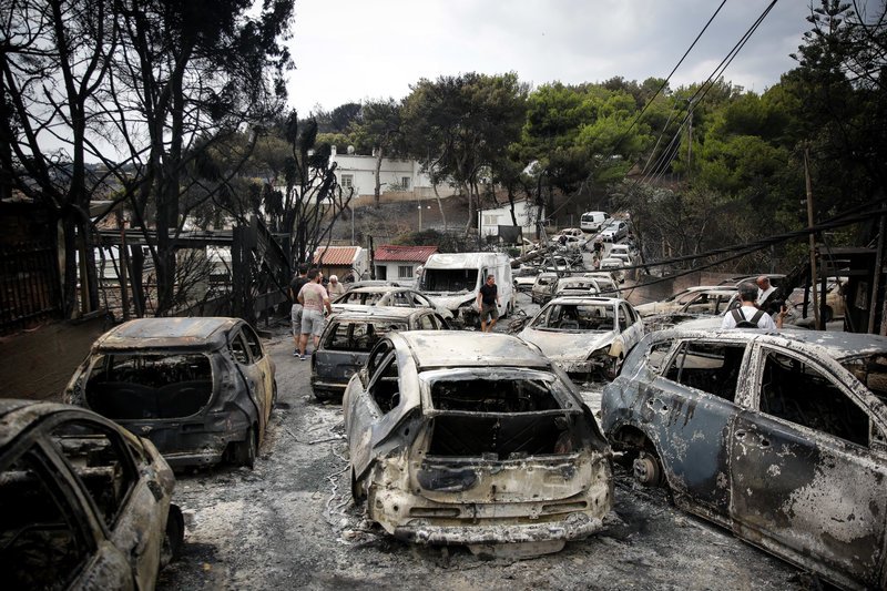 Δεκάδες καμμένα αυτοκίνητα την επόμενη μέρα της φονικής πυρκαγιάς στο Μάτι