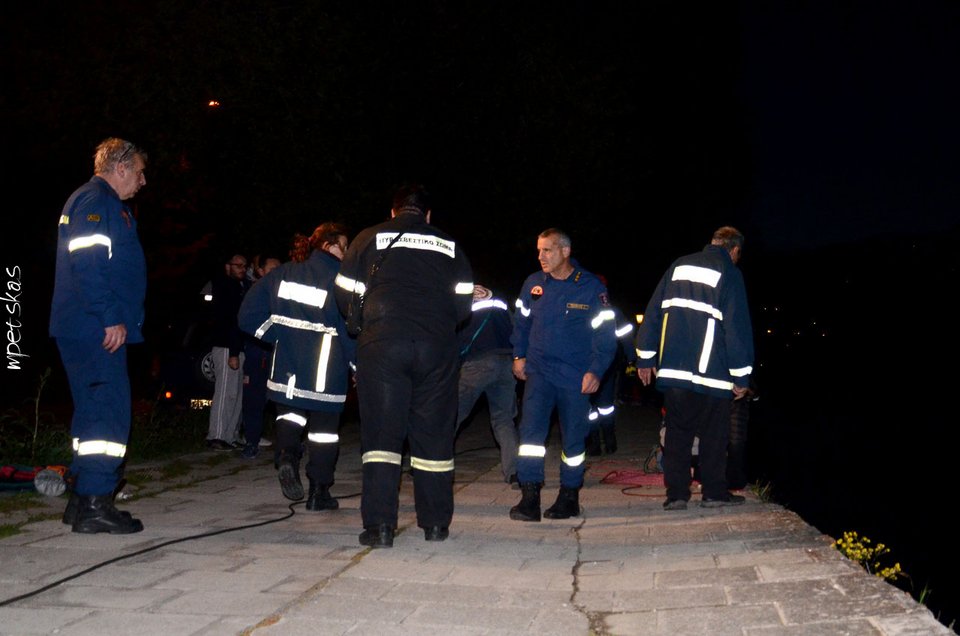 Πυροσβέστες στην άκρη της λίμνης στην Καστοριά