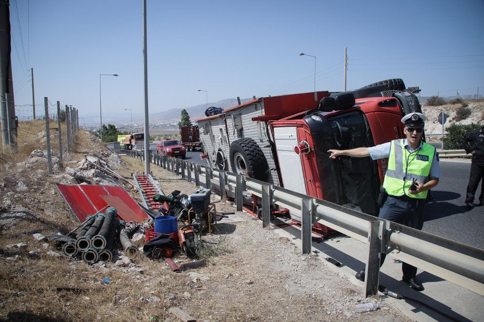 Άνδρες τις Τροχαίας έσπευσαν στο σημείο προκειμένου να βοηθήσουν στην αποκατάσταση της κυκλοφορίας