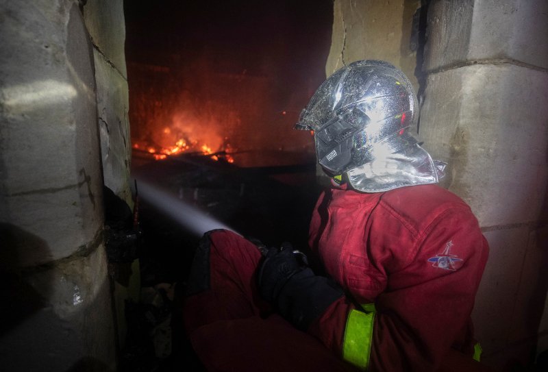 Πυροσβέστης δίνει μάχη με τις φλόγες μέσα στη Νοτρ Νταμ