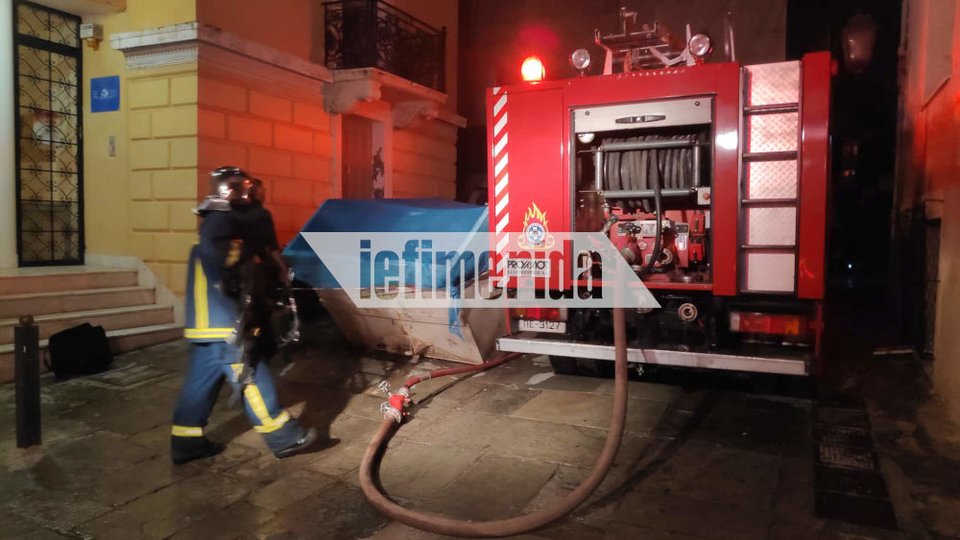 Άνδρες της Πυροσβεστικής και πυροσβεστικό όχημα στην Πλάκα