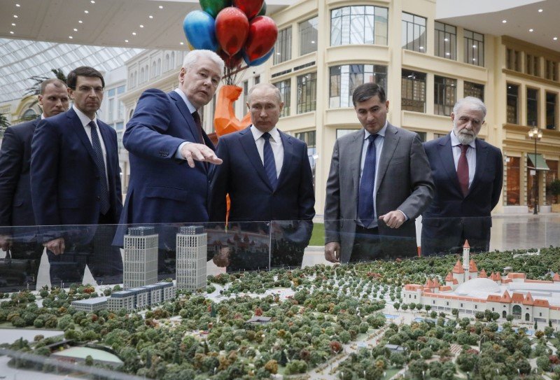 Ο Πούτιν επισκέφθηκε την ρωσική Ντίσνεϊλαντ -Θα είναι το μεγαλύτερο θεματικό πάρκο στην Ευρώπη -Φωτογραφία: Shamil Zhumatov/Pool Photo via AP