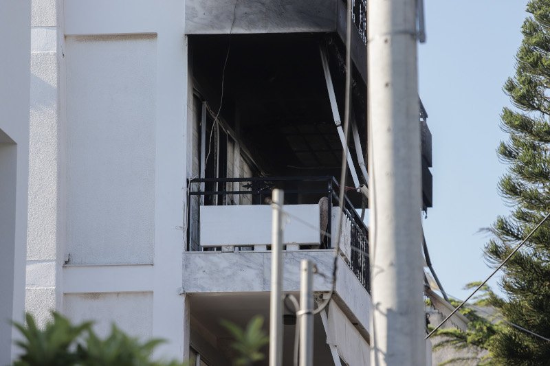 Μία γυναίκα νεκρή από φωτιά σε διαμέρισμα στη Βούλα