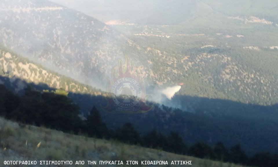 Στιγμιότυπο από την επιχείρηση κατάσβεσης της πυρκαγιάς στον Κιθαιρώνα