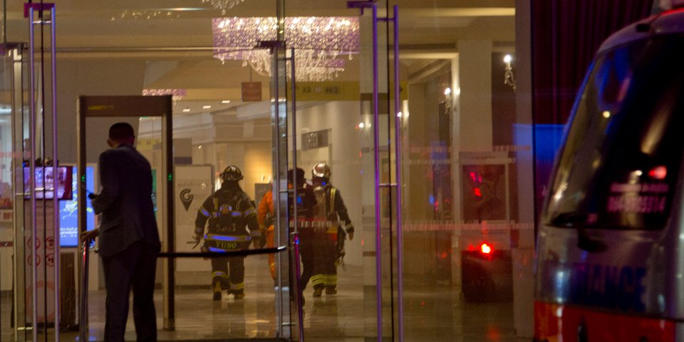Πυροσβέστες μέσα στο εμπορικό κέντρο