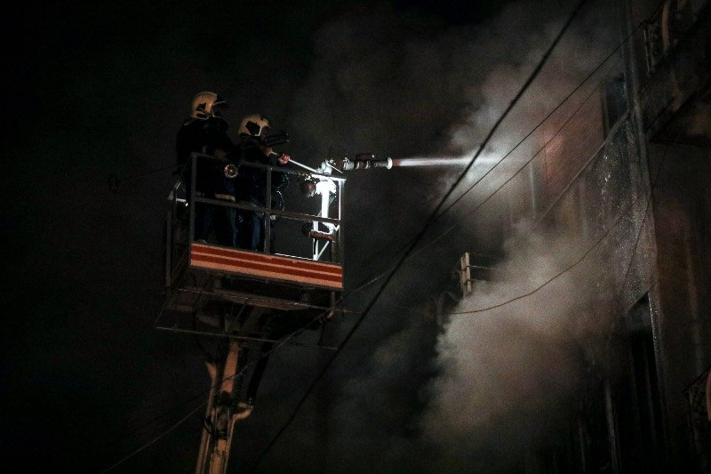 Καπνοί συνεχίζουν να βγαίνουν από την πολυκατοικία στη Μενάνδρου όλη νύχτα / Φωτογραφία: EUROKINISSI/ΣΤΕΛΙΟΣ ΜΙΣΙΝΑΣ