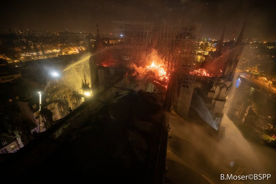 Πανοραμική από την Παναγία των Παρισίων, ενώ βρίσκεται σε εξέλιξη η επιχείρηση κατάσβεσης της φωτιάς / Φωτογραφία: Twitter/@PompiersParis