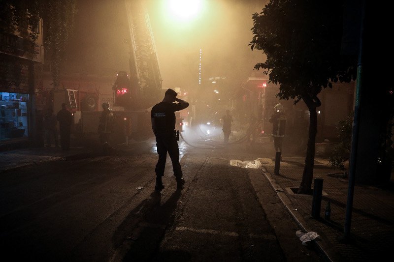 Ενας ελαφρά τραυματίας φέρεται να υπάρχει από την φωτιά / Φωτογραφία: EUROKINISSI/ΣΤΕΛΙΟΣ ΜΙΣΙΝΑΣ