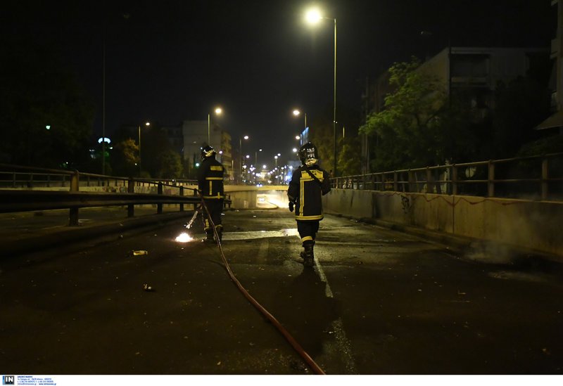 Πυροσβέστες στον δρόμο