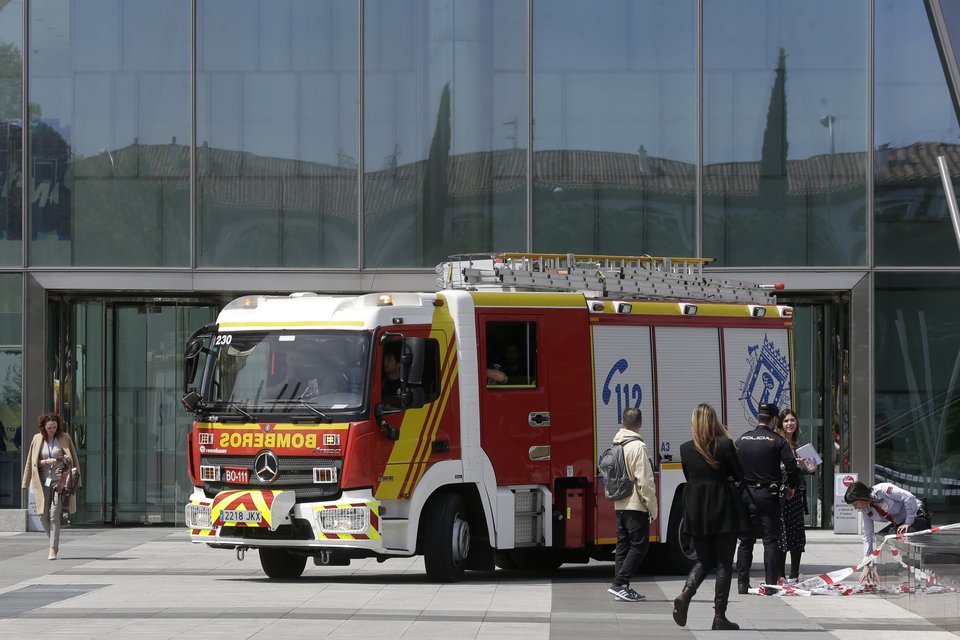 Πυροσβεστικό όχημα έξω από τον ουρανοξύστη / Φωτογραφία: ΑΡ/Paul White