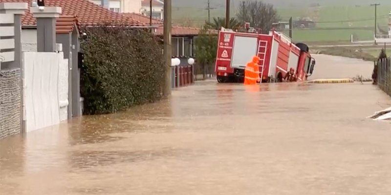 Το μοιραίο όχημα και το σημείο όπου έχασε τη ζωή του ο πυροσβέστης στην Αλεξανδρούπολη