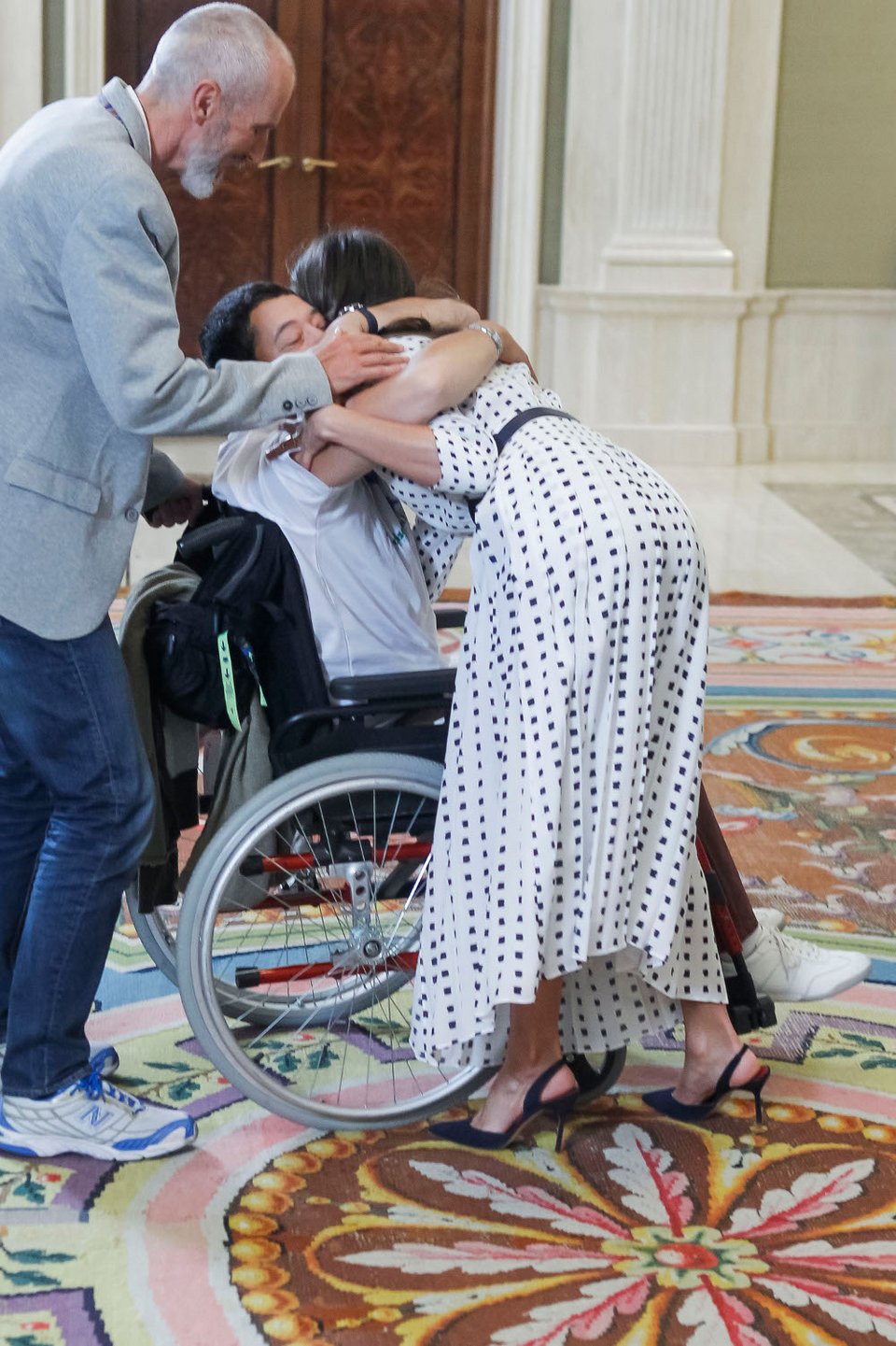 Η τρυφερή αγκαλιά της βασίλισσας Λετίθια στον άνδρα με το αναπηρικό καροτσάκι