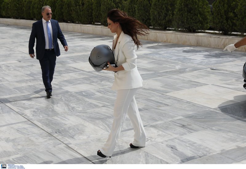 Η Ραλλία Χρηστίδου μόλις έχει κατέβει από τη μηχανή και κρατά το κράνος της