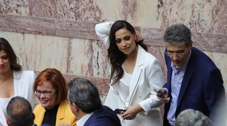 Η Ραλλία Χρηστίδου δίπλα στον Χρήστο Γιαννούλη στα ψηλά έδρανα του ΣΥΡΙΖΑ