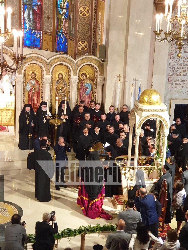 ενθρόνιση ελπιδοφόρου, παράδοση ποιμαντορικής ράβδου