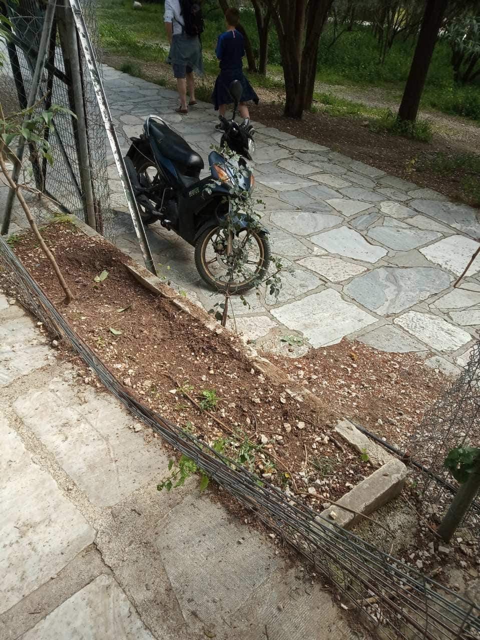Βανδαλισμοί, σπασμένα πεζούλια
