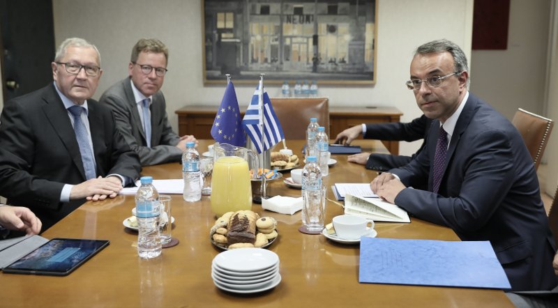 Ο Χρήστος Σταϊκούρας και ο επικεφαλής του ESM Κλάους Ρεγκλινγκ