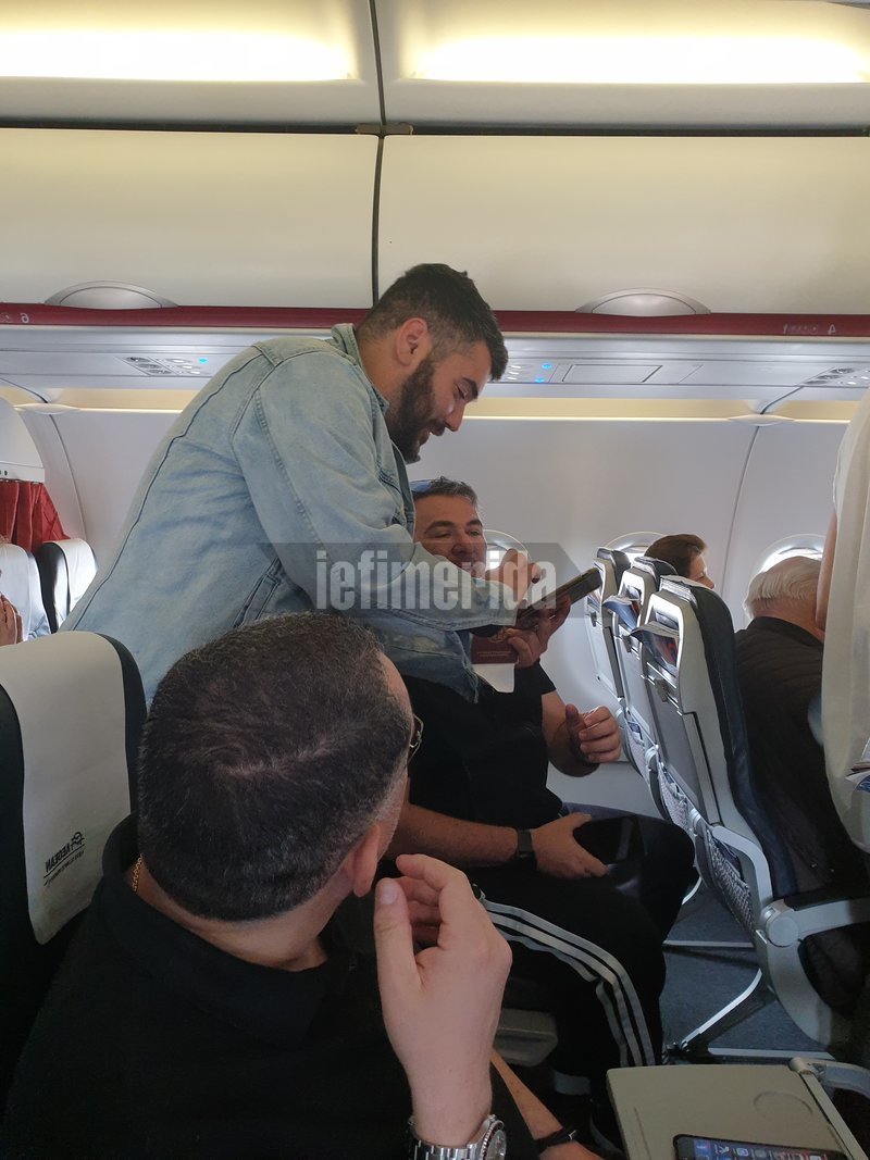 Ο Αντώνης Ρέμος δέχθηκε πολλά αιτήματα για selfie στην πτήση προς το Λονδίνο.