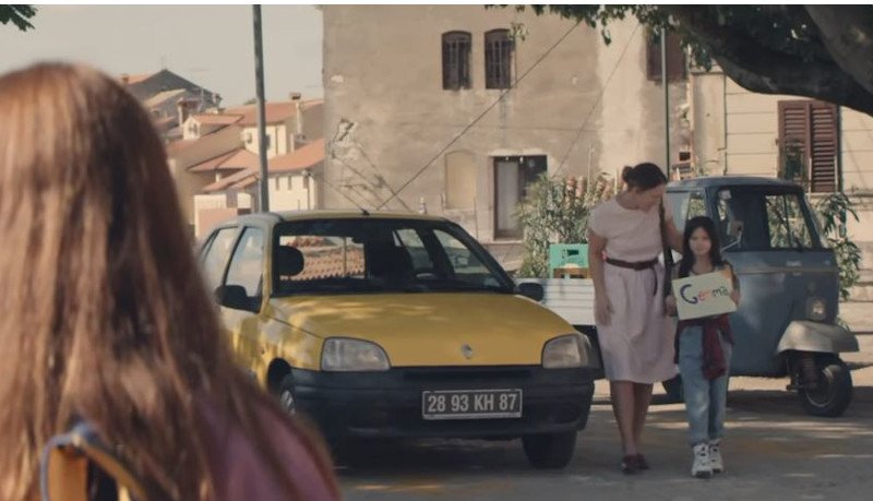 Κοπέλες γνωρίζονται και δίπλα ένα κίτρινο Renault