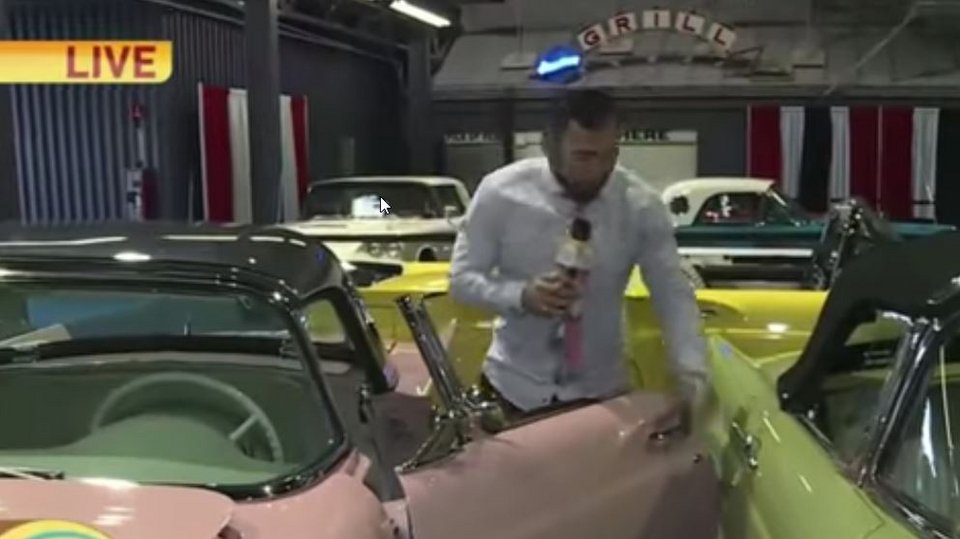 Ο ατζαμής ρεπόρτερ χτύπησε με την πόρτα του ενός αυτοκινήτου, ένα άλλο 