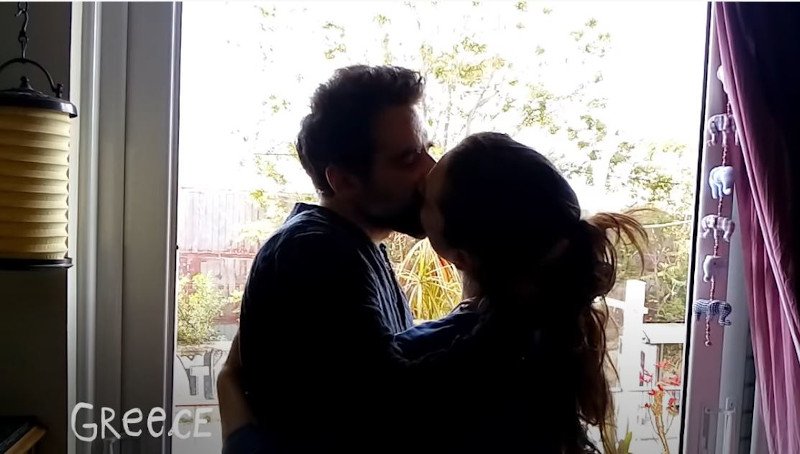 Το άλλο ζευγάρι από την Ελλάδα φιλιέται μπροστά σε μια ανοιχτή μπαλκονόπορτα