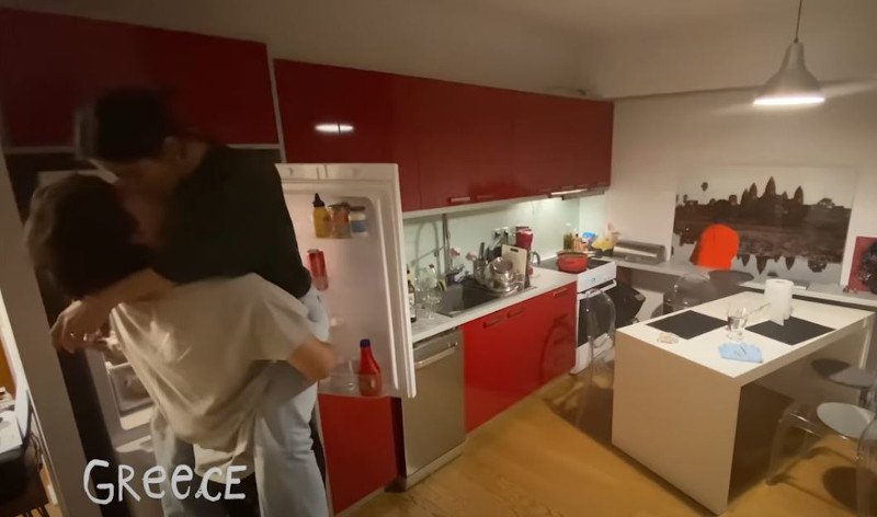Το παθιασμένο φιλί ενός ζευγαριού από την Ελλάδα