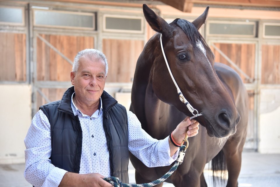Ο προπονητής Νίκος Καλογερόπουλος με τον ίππο ΡΕΒΑΜΠ