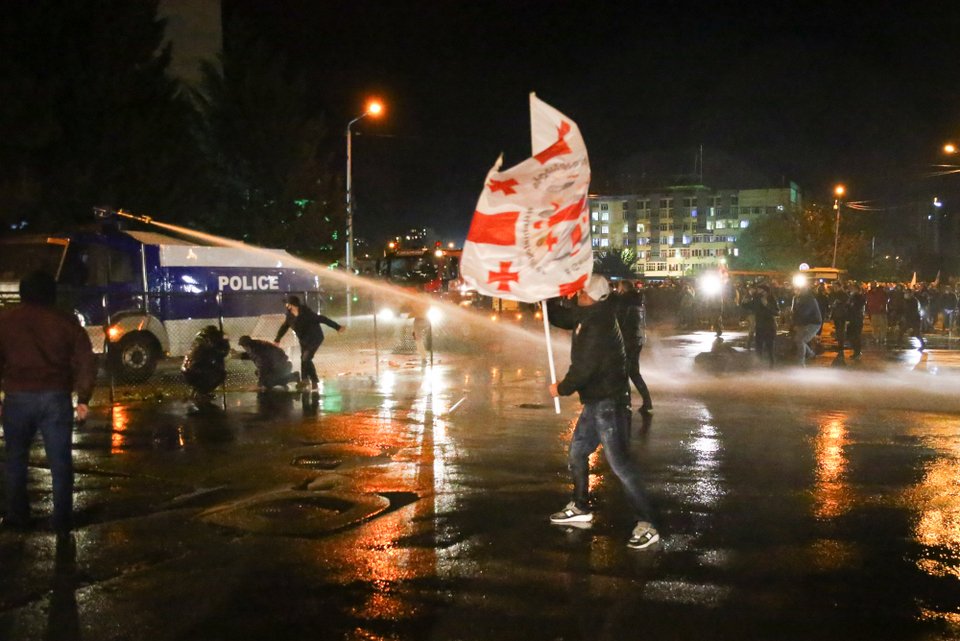 Διαδηλωτής δέχεται ρίψη νερού από την αστυνομία στην Γεωργία