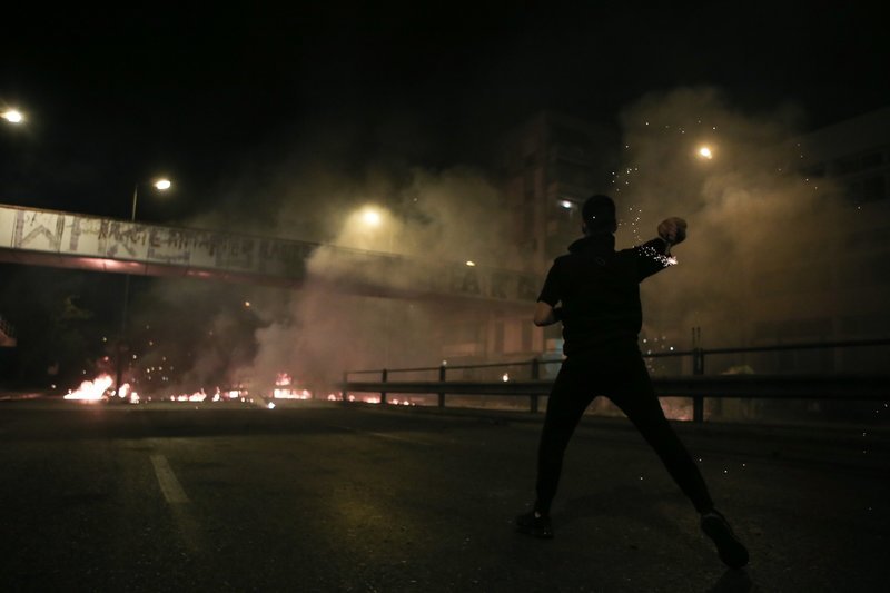 Ρίχνει βεγγαλικό