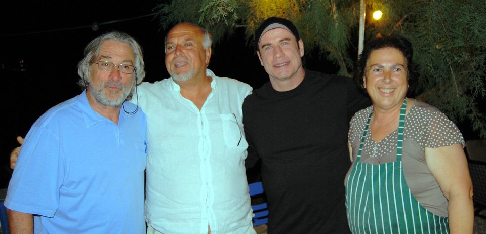 Ο Ρόμπερτ Ντενίρο και ο Τζον Τραβόλτα στη Σκόπελο, στην ταβέρνα του Γιώργου Κοσμά
