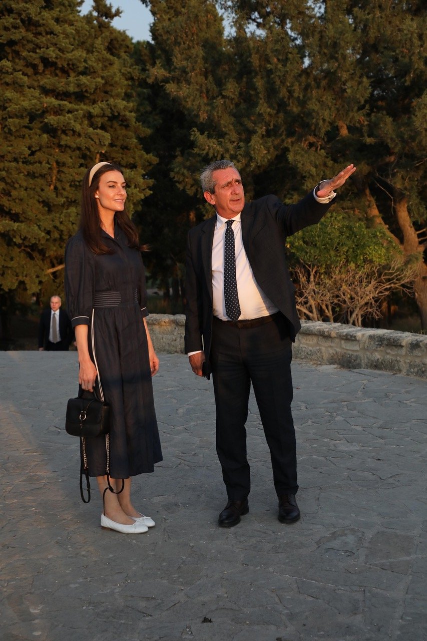 O Γιώργος Χατζημάρκος, περιφερειάρχης Νοτίου Αιγαίου, ξεναγεί στη Ρόδο την Αριάνα Ροκφέλερ