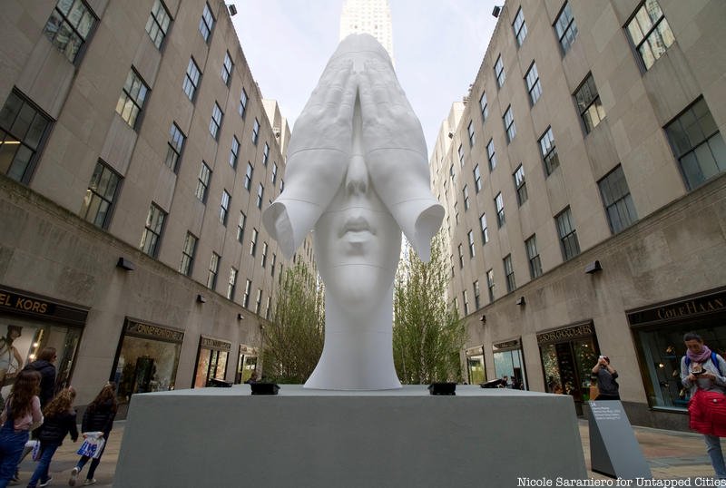 To έργο του Jaume Plensa, Behind The Walls, στη Rockefeller Plaza, κατόπιν συνεργασίας του Rockefeller Center με την Art Frieze