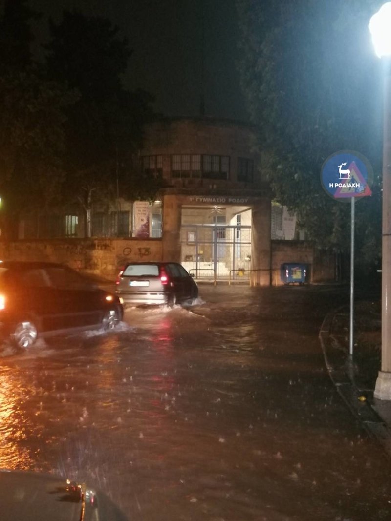 Πλημμύρισαν οι δρόμοι στη Ρόδο / Φωτογραφία: rodiaki.gr